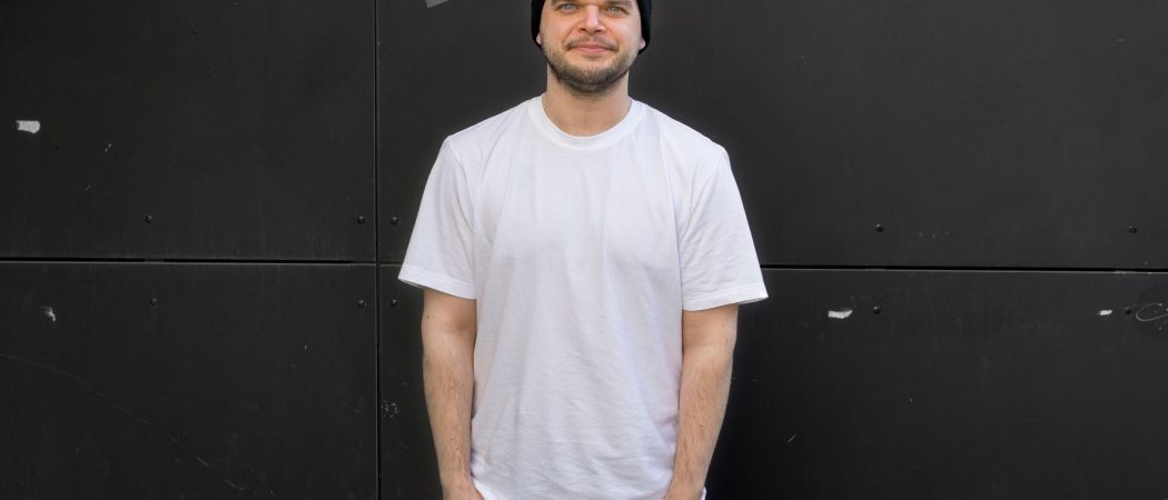 Einer von drei Vätern, die im Podcast „Drei Väter“ über ihre Rollen reden: Jonas Leppin, 35, aus Hamburg (Foto: Sebastian Schneider)