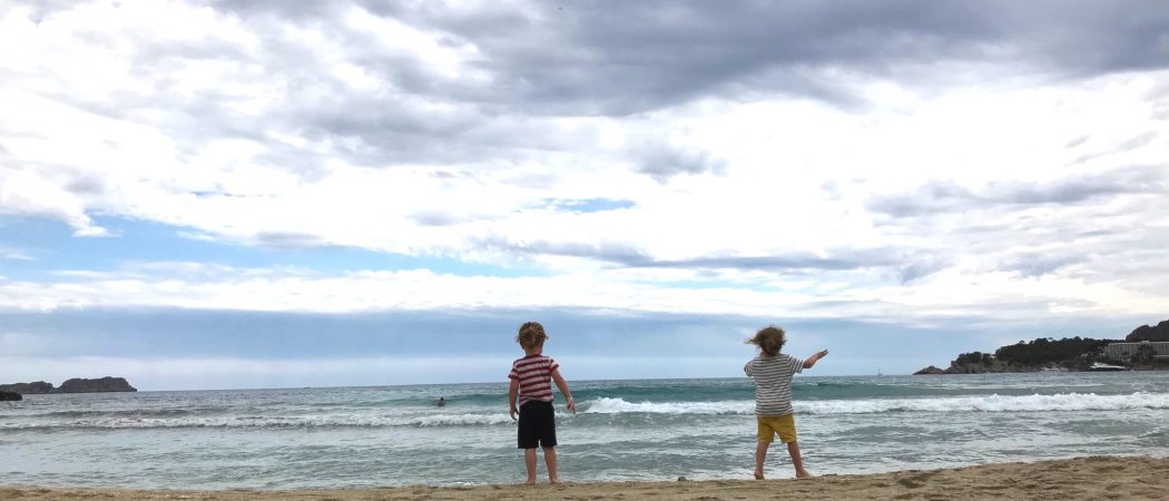 Zwei Ballermännchen am Strand von Paguera. Luxusproblem: Es war an einigen Tagen bewölkt, windig und deshalb kein unbedingtes Strandwetter.