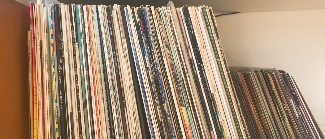 Wohnzimmerdeko zum Zerbrechen: Das sind zum Großteil die Schallplatten meiner Frau. Meine CD-Sammlung wurde vor Jahren auf den Dachboden der Schwiegereltern abgeschoben. Nicht nur wegen der Kinder.